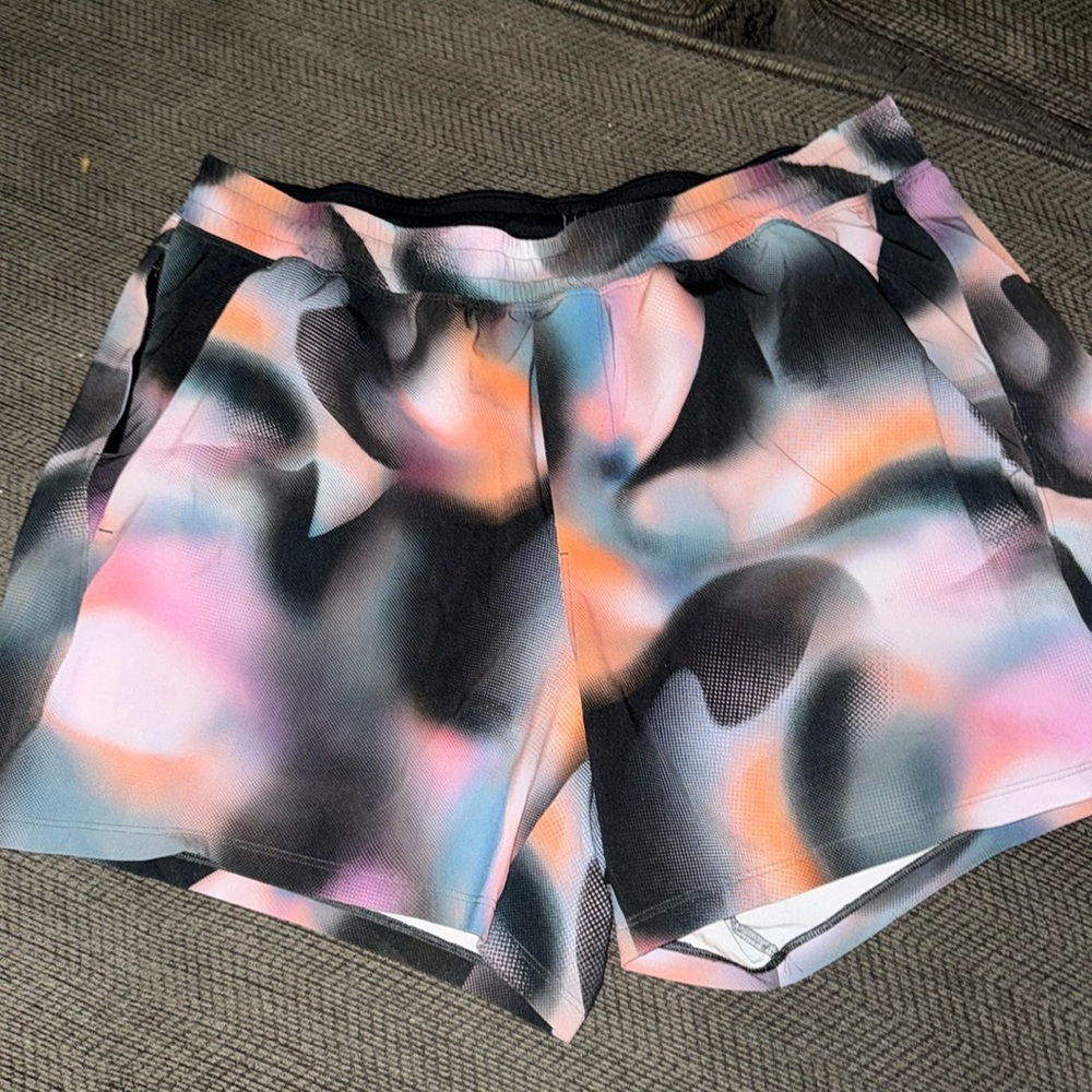 Lulu men’s pace breaker shorts 5in linerless.